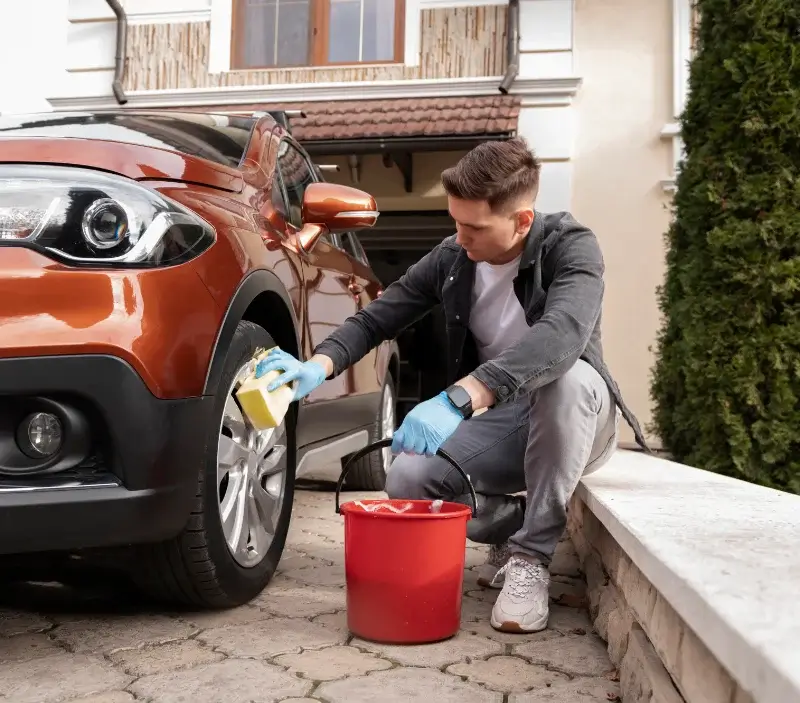 Lavage auto à domicile Saint-Maurice-le-Girard : professionnel intervenant sur un véhicule